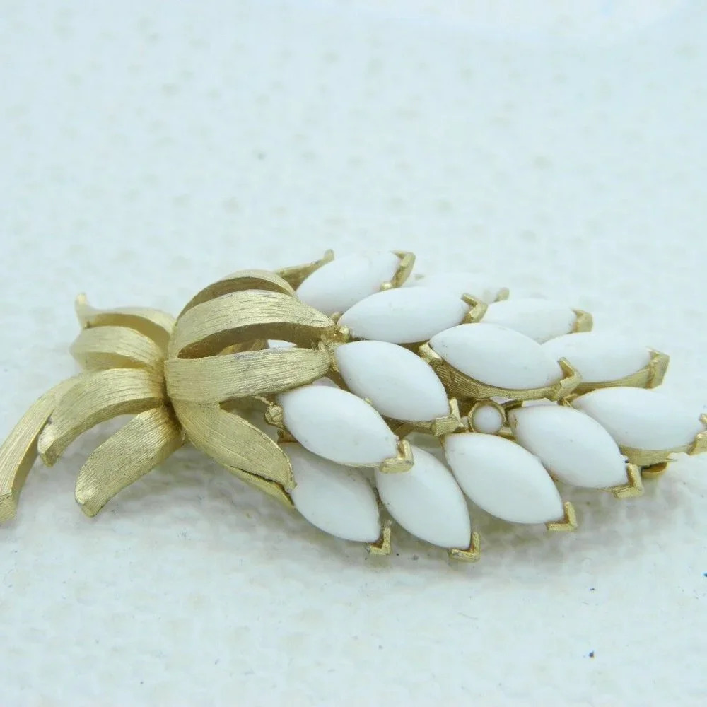 Mid Century CROWN TRIFARI Gold Tone White Lucite - Picture 3 of 5